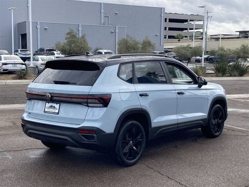 New 2026 Volkswagen Taos SE image 5