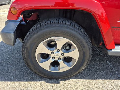 Used 2018 Jeep Wrangler Unlimited Sahara AWD/4WD image 23