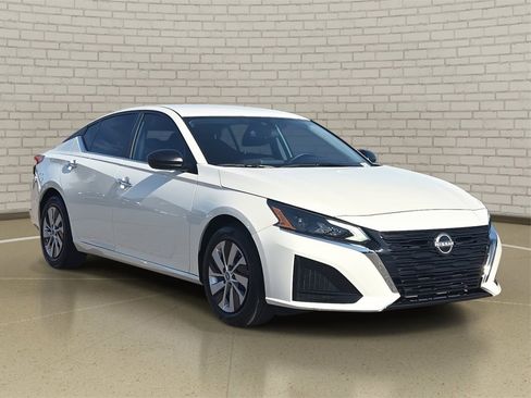 Used 2025 Nissan Altima 2.5 S image 3
