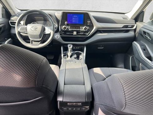 Certified 2025 Toyota Highlander LE image 9