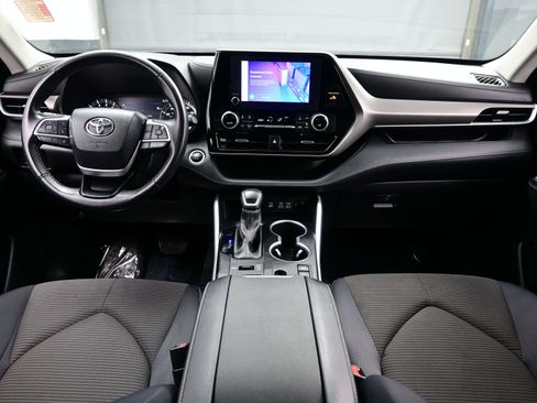 Used 2024 Toyota Highlander LE AWD/4WD image 18