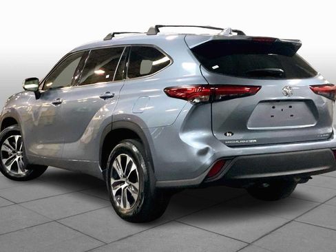 Used 2022 Toyota Highlander XLE AWD/4WD image 12