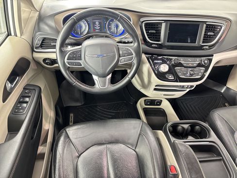 Used 2018 Chrysler Pacifica Touring-L image 26