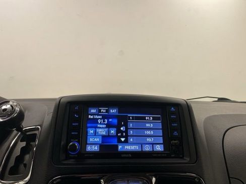 Used 2013 Chrysler Town & Country Touring image 10