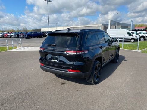Used 2023 Jeep Grand Cherokee Limited w/ Black Appearance Package AWD/4WD image 5