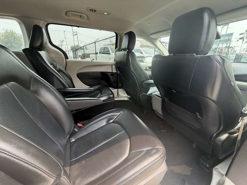 Used 2021 Chrysler Pacifica Touring-L FWD image 26