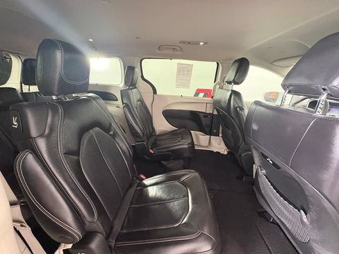 Used 2022 Chrysler Pacifica Touring-L FWD image 40
