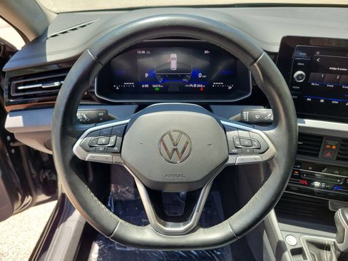 Used 2025 Volkswagen Jetta SE FWD image 21