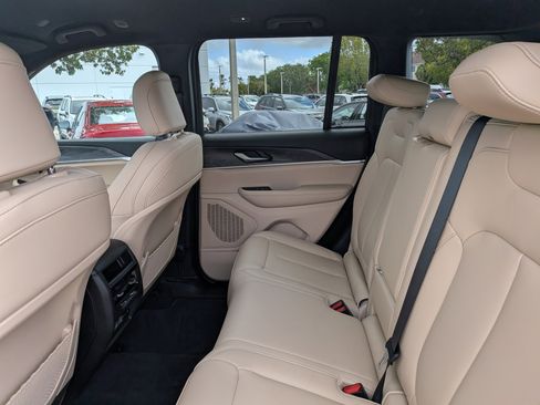 Used 2025 Jeep Grand Cherokee Limited image 16