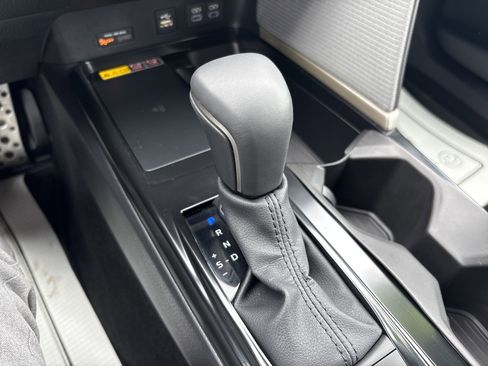 Used 2025 Toyota Camry SE w/ Convenience Package image 23