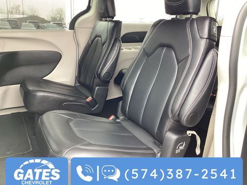 Used 2024 Chrysler Pacifica Touring-L image 18