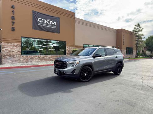 Used 2020 GMC Terrain SLE w/ Elevation Edition image 2