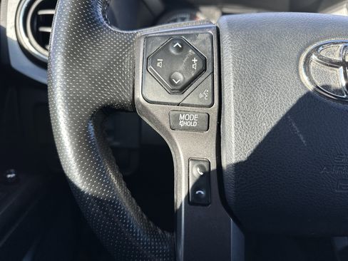 Used 2016 Toyota Tacoma TRD Off-Road image 18