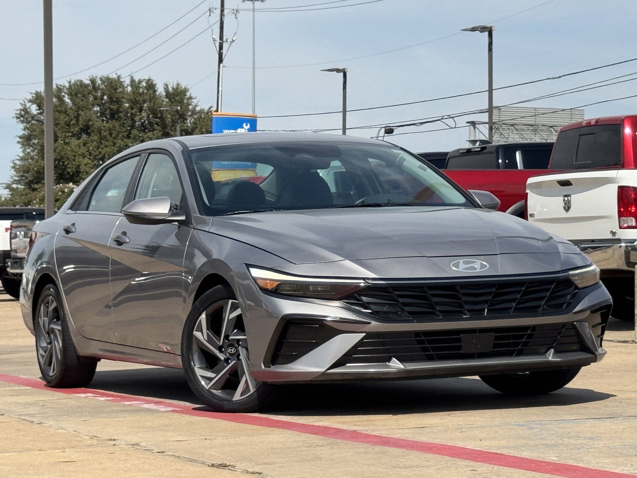 Used 2025 Hyundai Elantra Limited FWD image 2