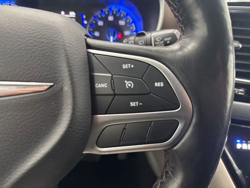 Used 2019 Chrysler Pacifica Touring-L image 12