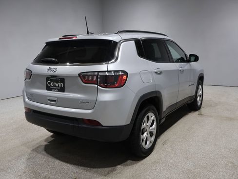 Used 2024 Jeep Compass Latitude image 3