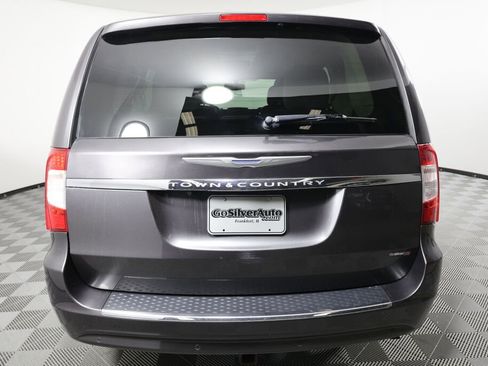 Used 2014 Chrysler Town & Country Touring-L image 3