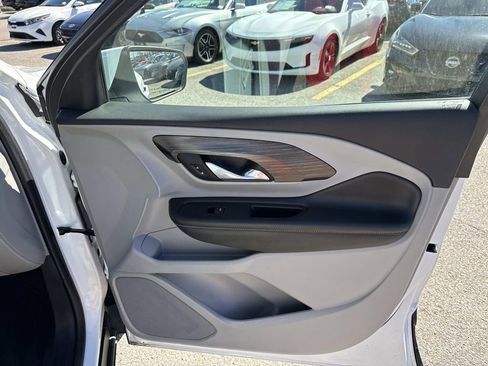 Used 2024 GMC Terrain SLT image 14