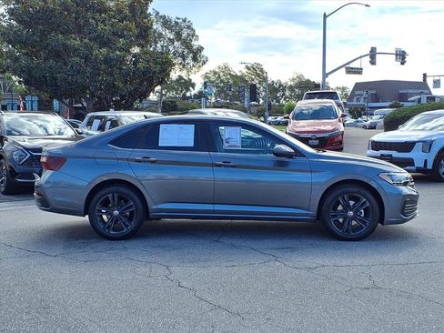 Used 2023 Volkswagen Jetta SE image 6