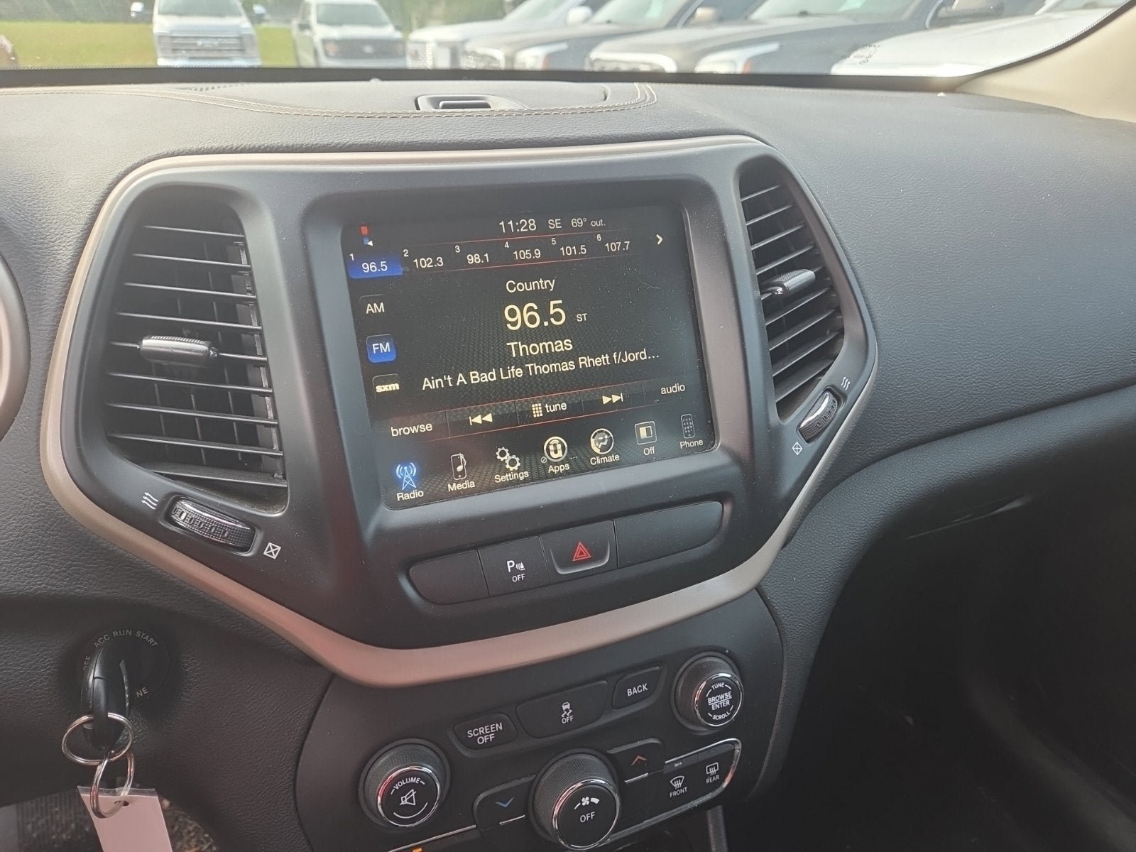 Used 2017 Jeep Cherokee Latitude w/ Safety/Convenience Group FWD image 9
