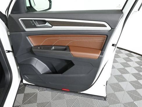 Certified 2022 Volkswagen Atlas SE w/ Black Wheel Package image 12