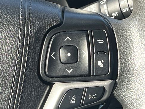 Used 2019 Toyota Highlander LE FWD image 18