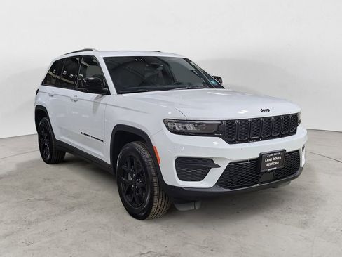 Used 2025 Jeep Grand Cherokee Altitude RWD image 7