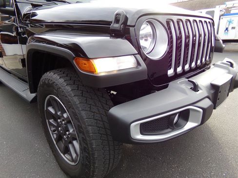 Used 2023 Jeep Gladiator Overland w/ Cold Weather Group image 5