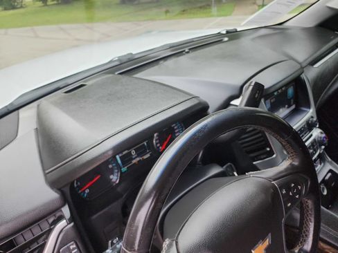 Used 2015 Chevrolet Suburban LT RWD image 19