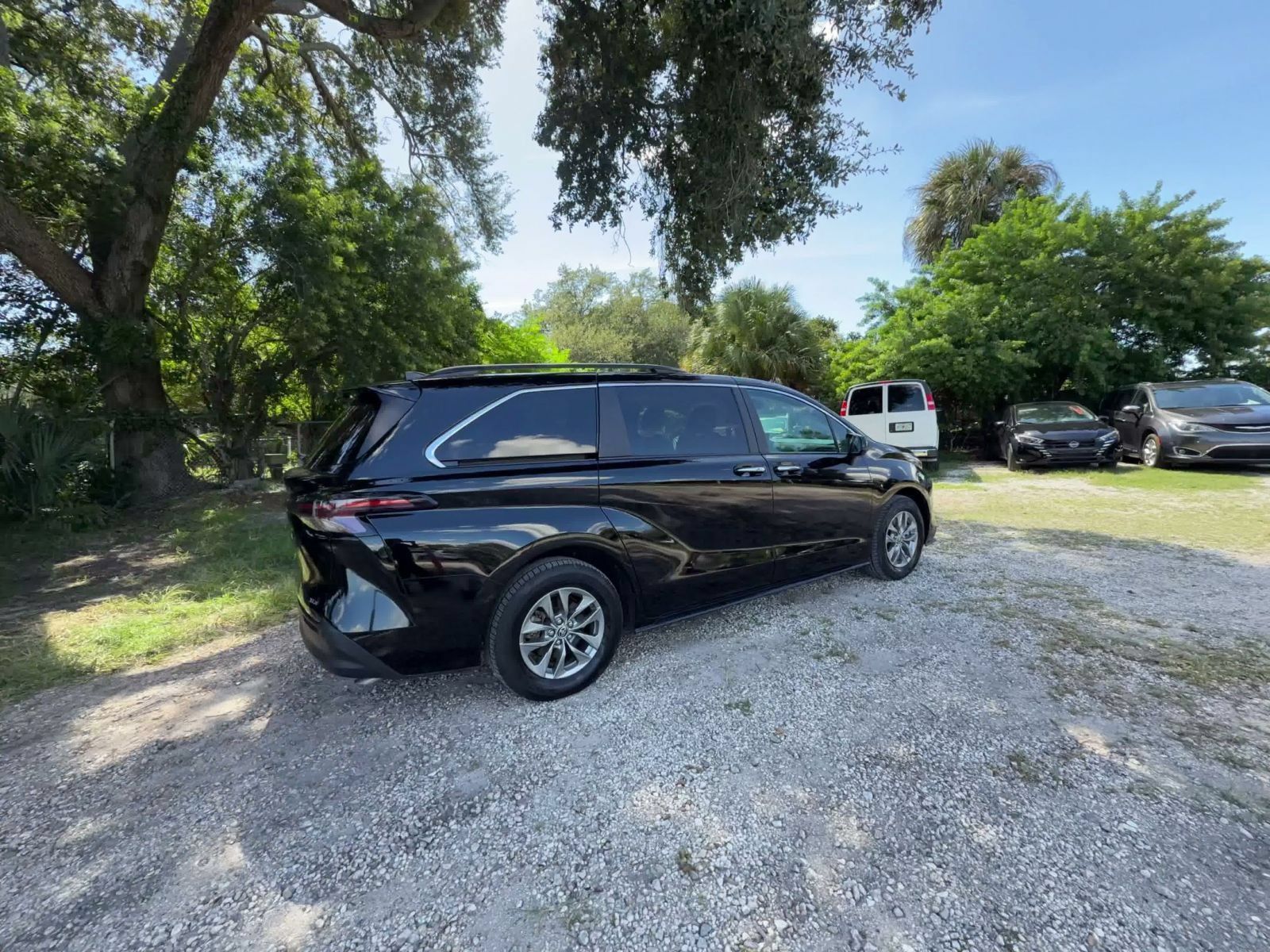 Used 2025 Toyota Sienna XLE FWD image 12