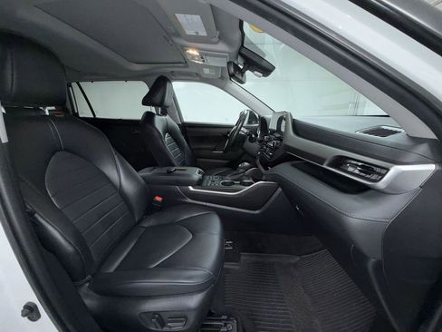 Used 2023 Toyota Highlander XLE AWD/4WD image 9
