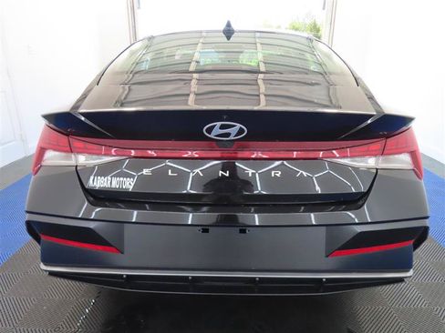 Used 2024 Hyundai Elantra SEL w/ Convenience Package FWD image 11