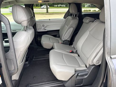 Used 2025 Toyota Sienna XLE FWD image 15