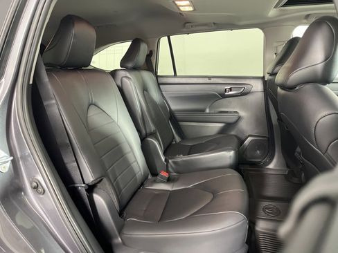 Used 2025 Toyota Highlander XLE image 30