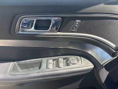 Used 2019 Ford Explorer XLT AWD/4WD image 16