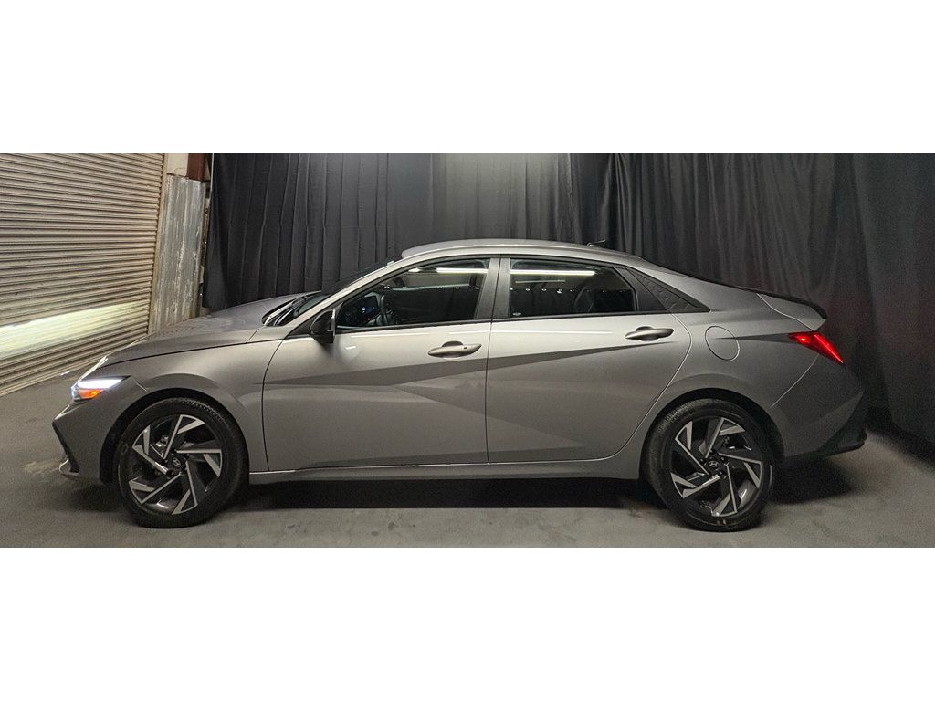 Used 2025 Hyundai Elantra SEL FWD image 8