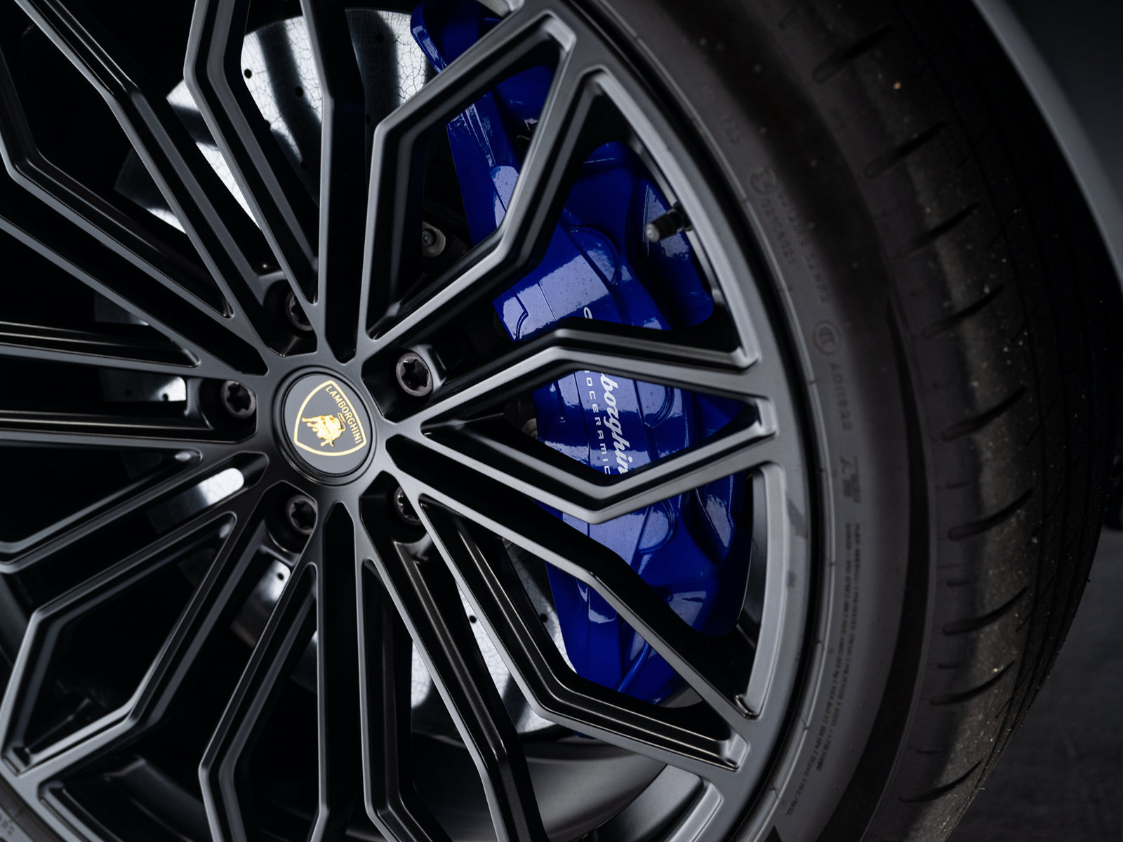 Used 2025 Lamborghini Urus SE AWD/4WD image 38