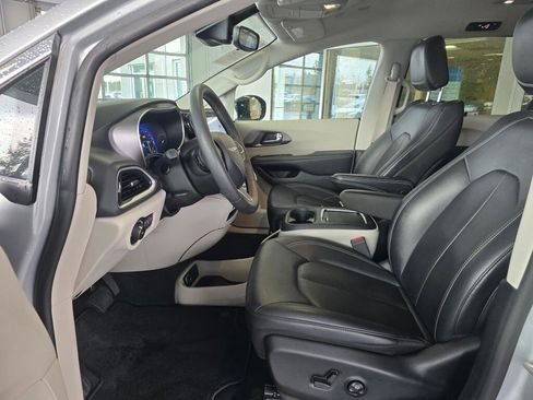 Used 2024 Chrysler Pacifica Touring-L image 22