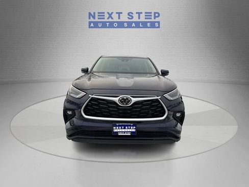 Used 2024 Toyota Highlander LE image 2