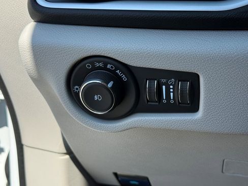 Used 2024 Chrysler Pacifica Touring-L image 34