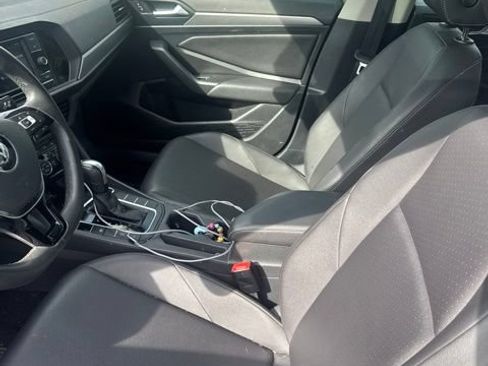 Used 2020 Volkswagen Jetta SE w/ SE Cold Weather Package FWD image 3