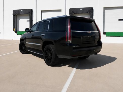 Used 2019 Cadillac Escalade Luxury RWD image 5