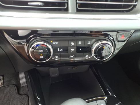 Used 2024 Chevrolet Trax LT w/ Driver Confidence Package image 16