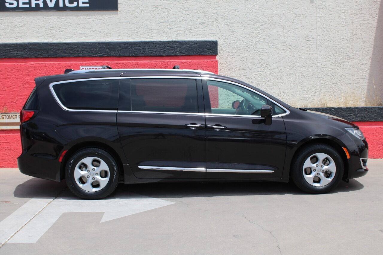 Used 2017 Chrysler Pacifica Touring-L Plus w/ Advanced Safetytec Group FWD image 1