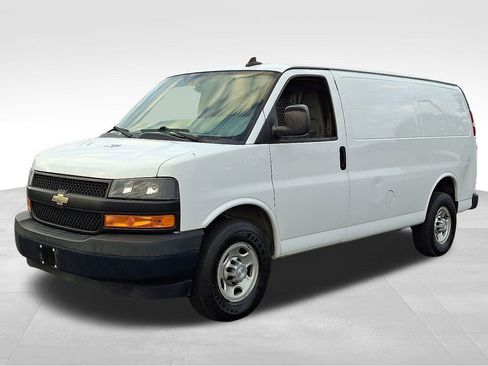 Used 2018 Chevrolet Express 3500 w/ Driver Convenience Package image 3