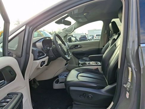 Used 2023 Chrysler Pacifica Touring-L image 11