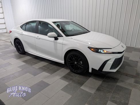 Used 2026 Toyota Camry SE image 5