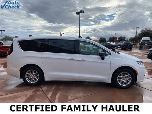 Used 2024 Chrysler Pacifica Touring-L image 9