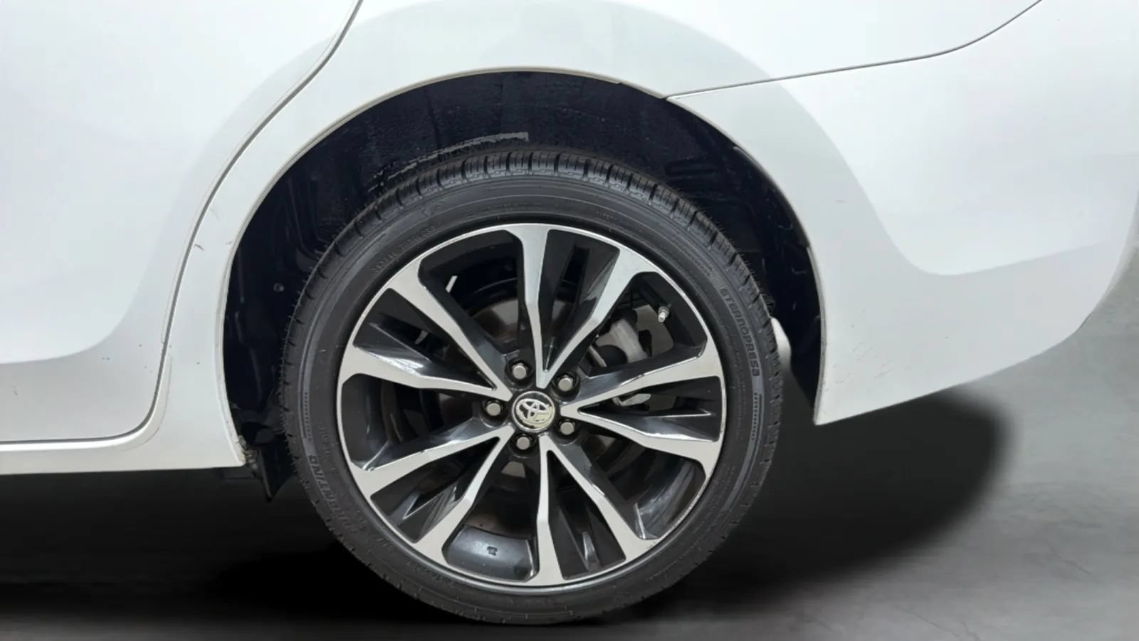 Used 2017 Toyota Corolla SE w/ SE Premium Package FWD image 28
