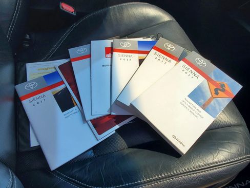 Used 2017 Toyota Sienna SE w/ SE Preferred Package image 23